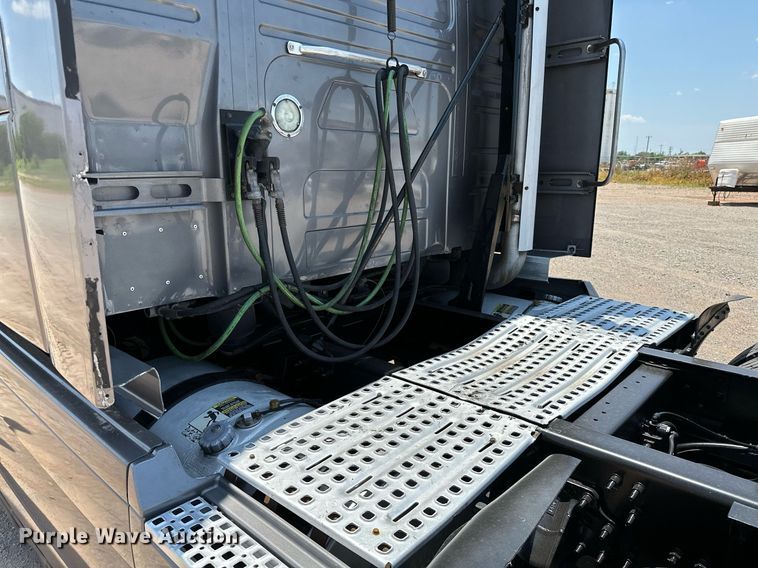 image for item OG9133 2015 Volvo VNL  semi truck