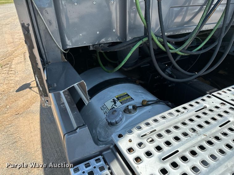 image for item OG9133 2015 Volvo VNL  semi truck