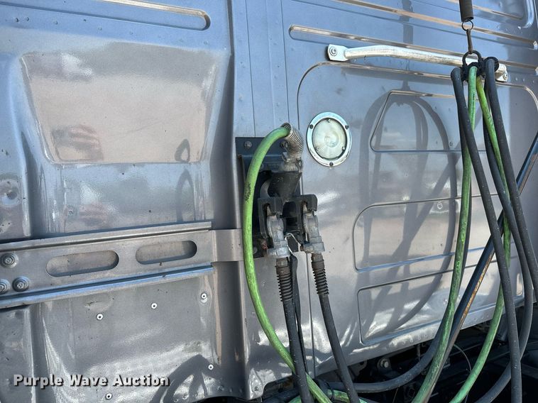 image for item OG9133 2015 Volvo VNL  semi truck