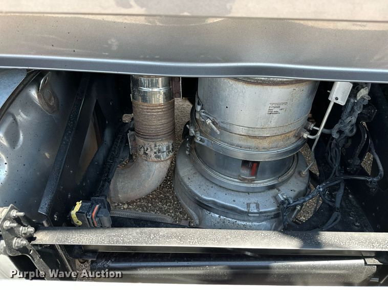 image for item OG9133 2015 Volvo VNL  semi truck