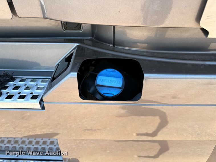 image for item OG9133 2015 Volvo VNL  semi truck