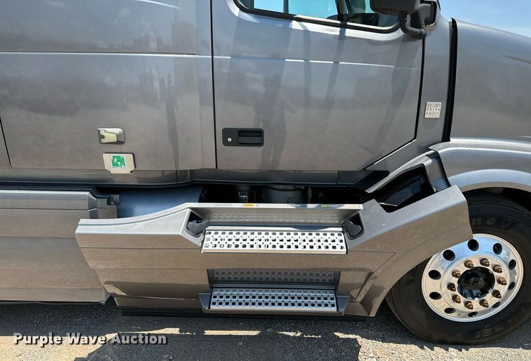 image for item OG9133 2015 Volvo VNL  semi truck