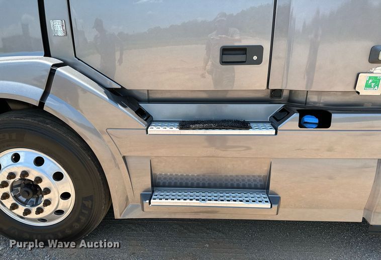 image for item OG9133 2015 Volvo VNL  semi truck