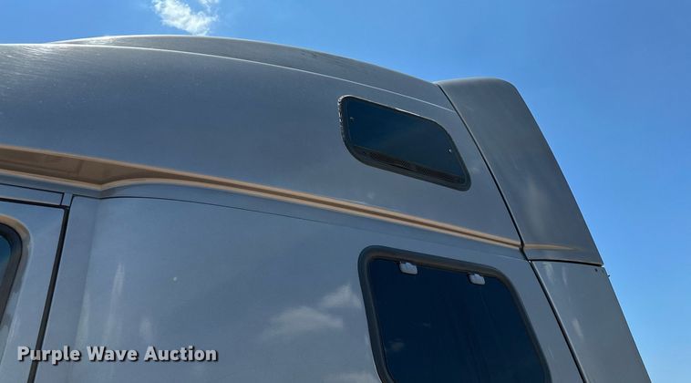 image for item OG9133 2015 Volvo VNL  semi truck