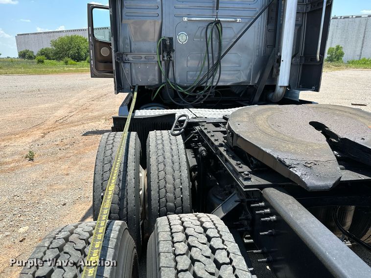 image for item OG9133 2015 Volvo VNL  semi truck