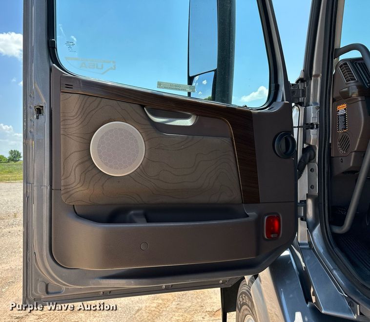 image for item OG9133 2015 Volvo VNL  semi truck