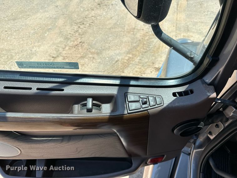 image for item OG9133 2015 Volvo VNL  semi truck