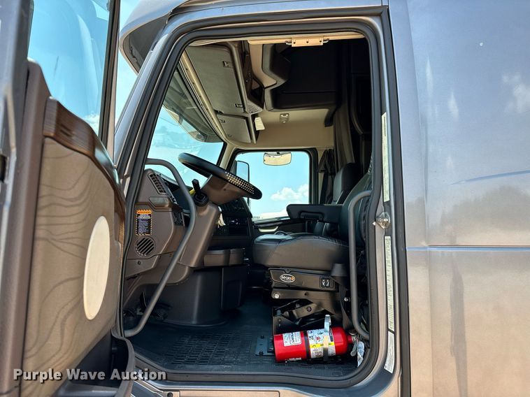 image for item OG9133 2015 Volvo VNL  semi truck