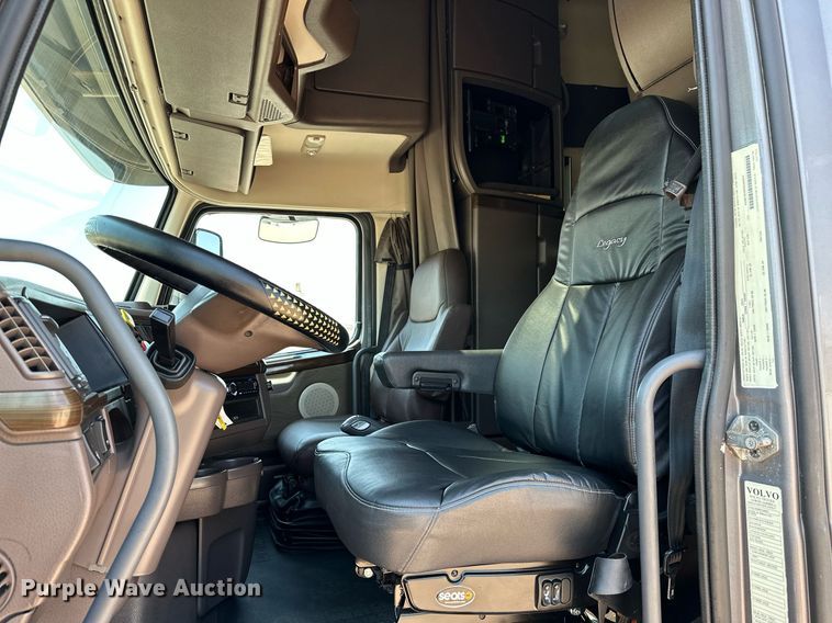 image for item OG9133 2015 Volvo VNL  semi truck