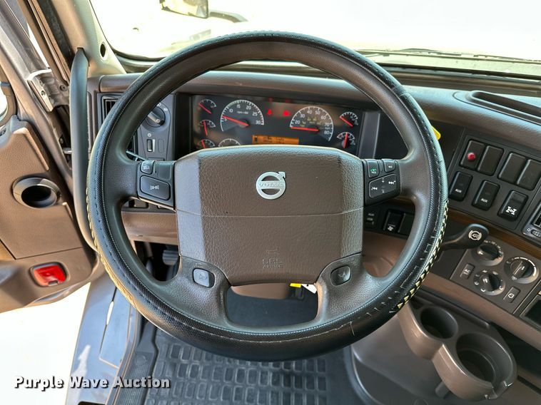 image for item OG9133 2015 Volvo VNL  semi truck