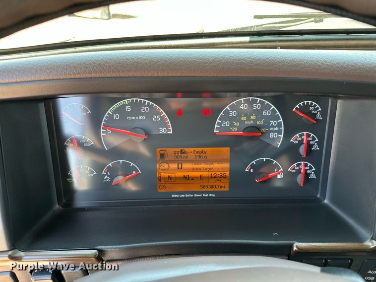 image for item OG9133 2015 Volvo VNL  semi truck