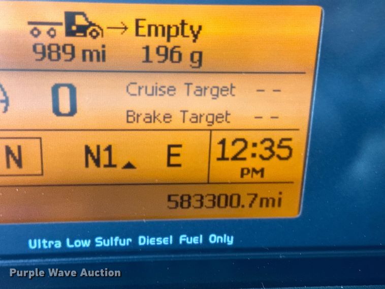 image for item OG9133 2015 Volvo VNL  semi truck