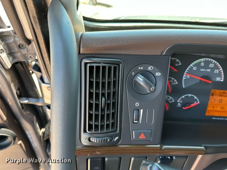 image for item OG9133 2015 Volvo VNL  semi truck