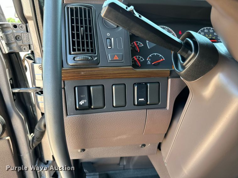 image for item OG9133 2015 Volvo VNL  semi truck