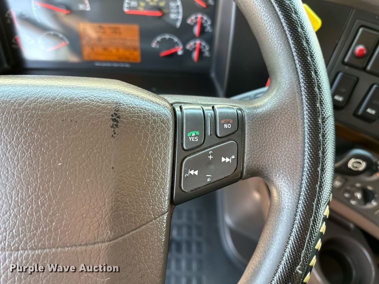 image for item OG9133 2015 Volvo VNL  semi truck