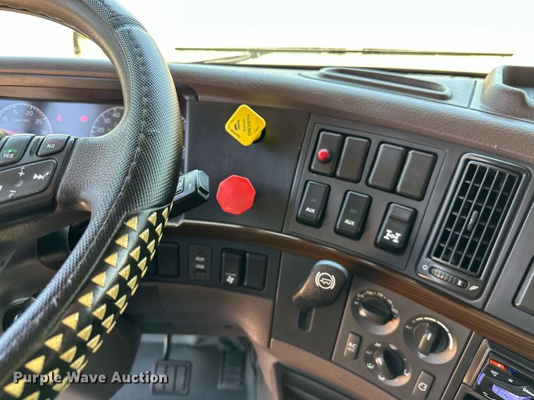 image for item OG9133 2015 Volvo VNL  semi truck