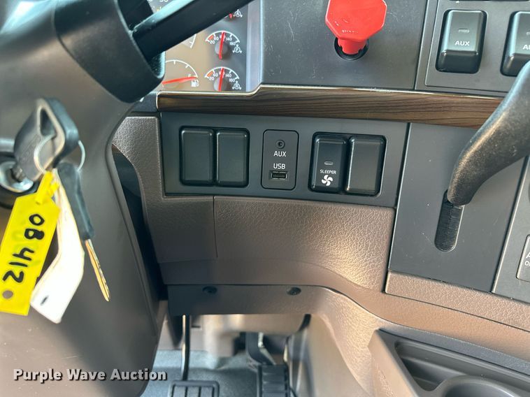 image for item OG9133 2015 Volvo VNL  semi truck