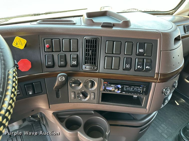 image for item OG9133 2015 Volvo VNL  semi truck