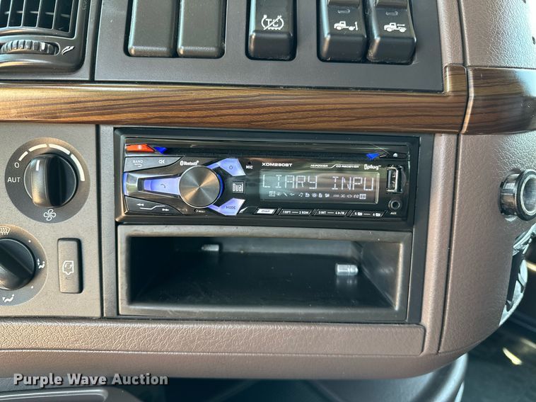 image for item OG9133 2015 Volvo VNL  semi truck