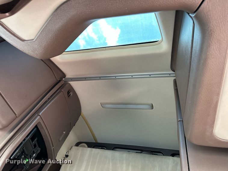 image for item OG9133 2015 Volvo VNL  semi truck