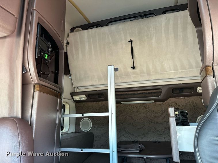 image for item OG9133 2015 Volvo VNL  semi truck