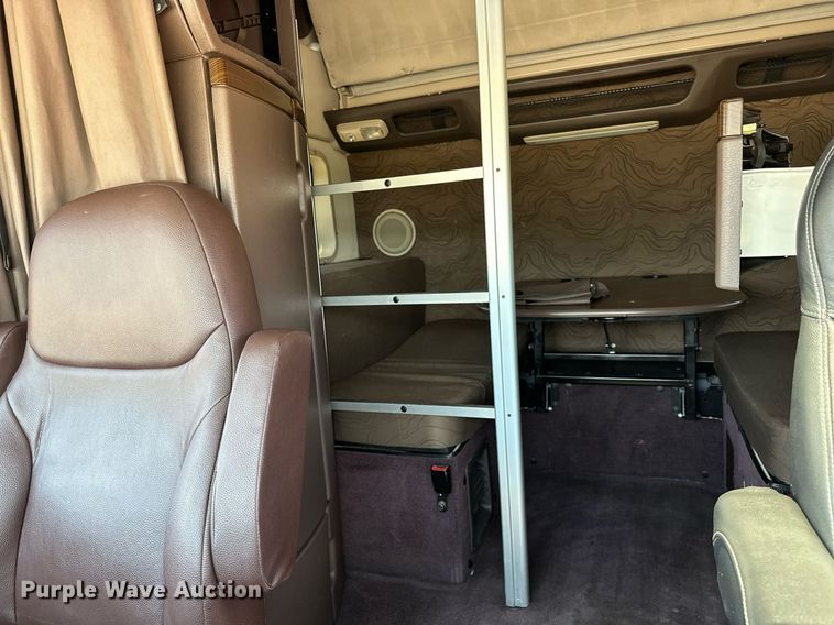 image for item OG9133 2015 Volvo VNL  semi truck