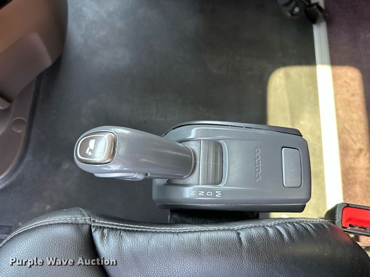 image for item OG9133 2015 Volvo VNL  semi truck