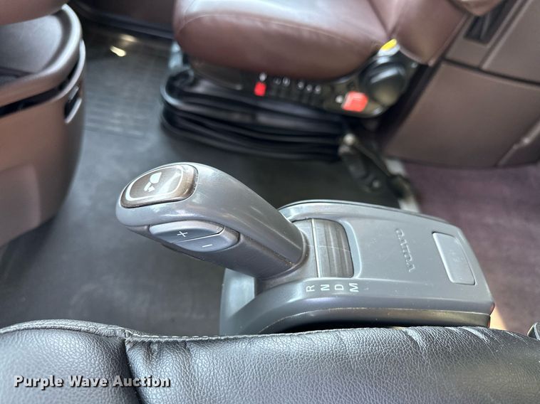 image for item OG9133 2015 Volvo VNL  semi truck