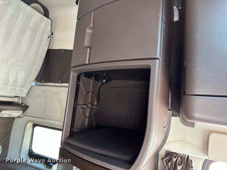 image for item OG9133 2015 Volvo VNL  semi truck