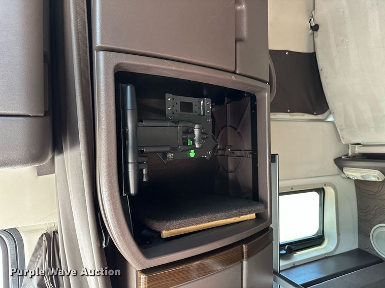 image for item OG9133 2015 Volvo VNL  semi truck