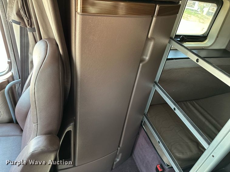 image for item OG9133 2015 Volvo VNL  semi truck