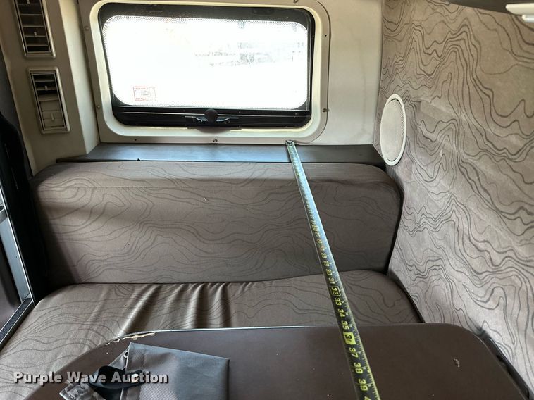 image for item OG9133 2015 Volvo VNL  semi truck