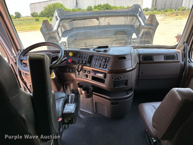 image for item OG9133 2015 Volvo VNL  semi truck