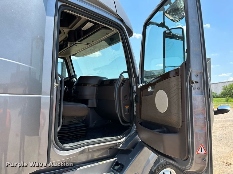 image for item OG9133 2015 Volvo VNL  semi truck