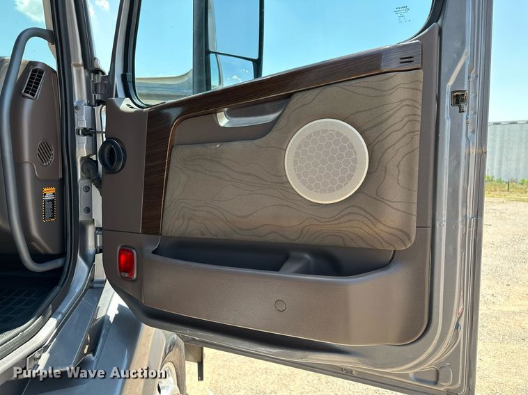 image for item OG9133 2015 Volvo VNL  semi truck