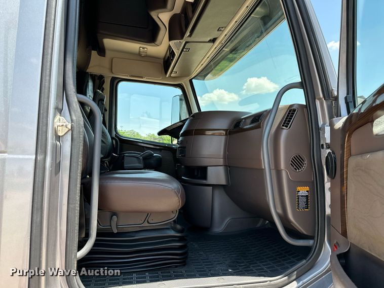 image for item OG9133 2015 Volvo VNL  semi truck