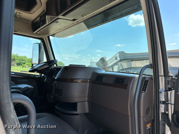 image for item OG9133 2015 Volvo VNL  semi truck