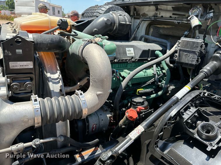 image for item OG9133 2015 Volvo VNL  semi truck