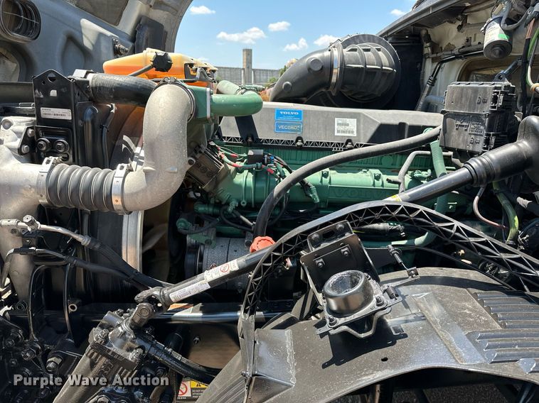 image for item OG9133 2015 Volvo VNL  semi truck