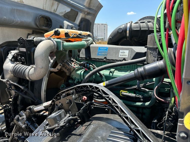 image for item OG9133 2015 Volvo VNL  semi truck