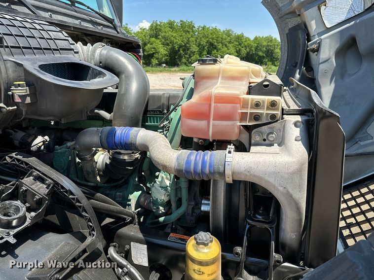 image for item OG9133 2015 Volvo VNL  semi truck