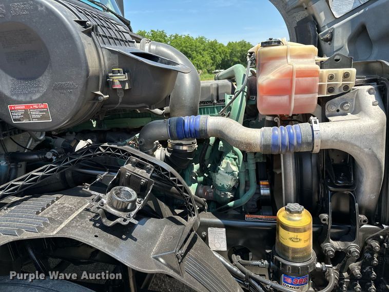 image for item OG9133 2015 Volvo VNL  semi truck