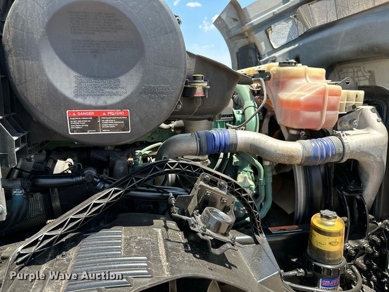 image for item OG9133 2015 Volvo VNL  semi truck