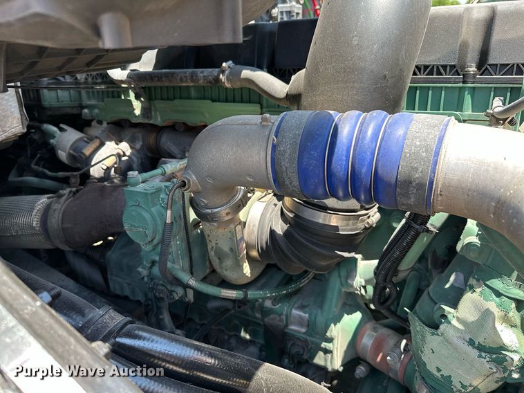 image for item OG9133 2015 Volvo VNL  semi truck