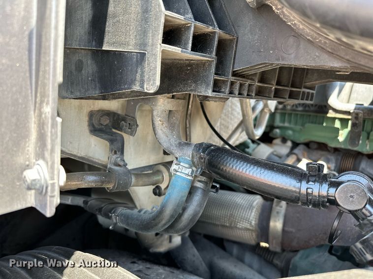 image for item OG9133 2015 Volvo VNL  semi truck