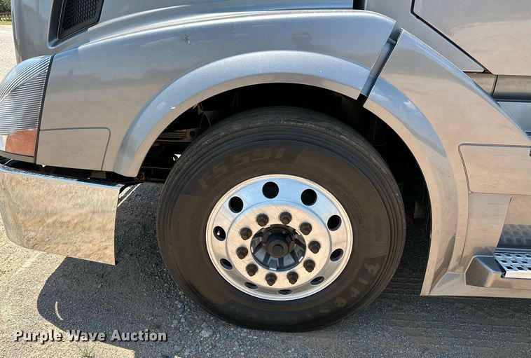 image for item OG9133 2015 Volvo VNL  semi truck