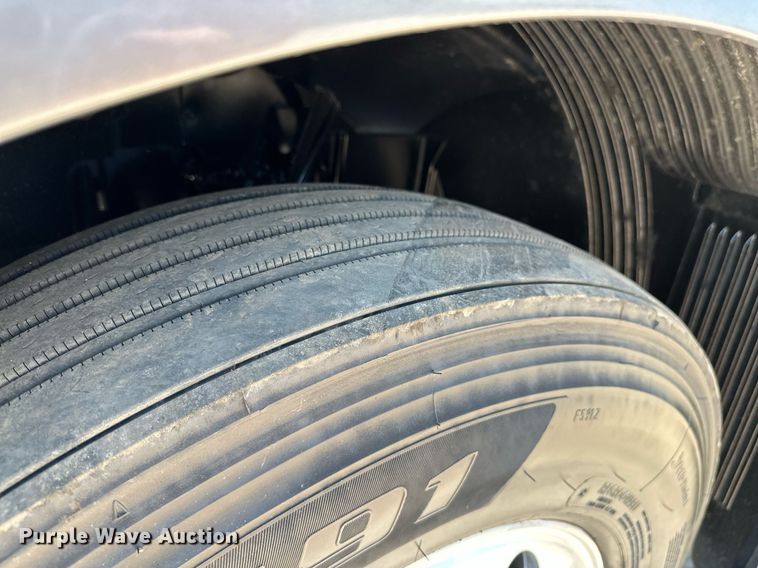 image for item OG9133 2015 Volvo VNL  semi truck