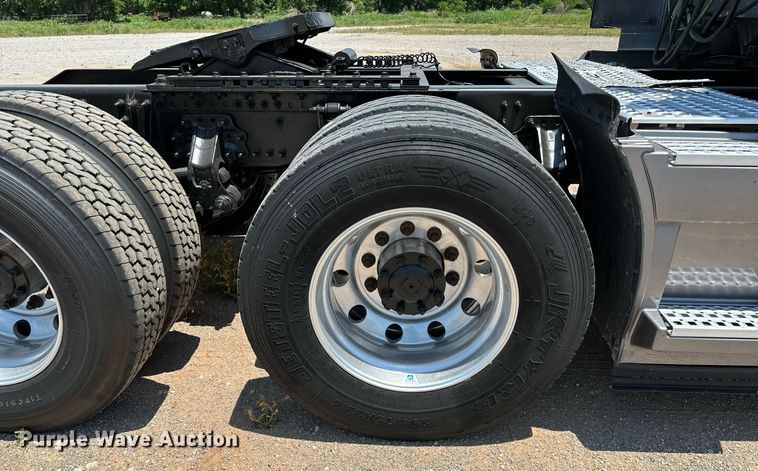 image for item OG9133 2015 Volvo VNL  semi truck