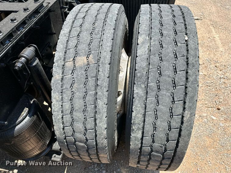 image for item OG9133 2015 Volvo VNL  semi truck