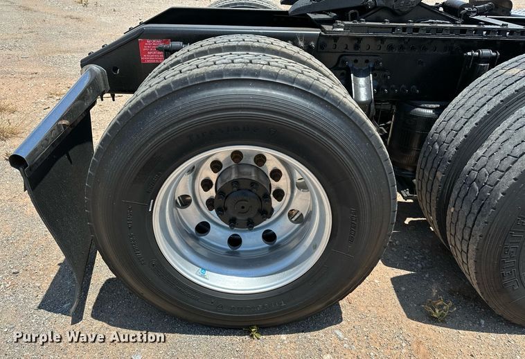 image for item OG9133 2015 Volvo VNL  semi truck